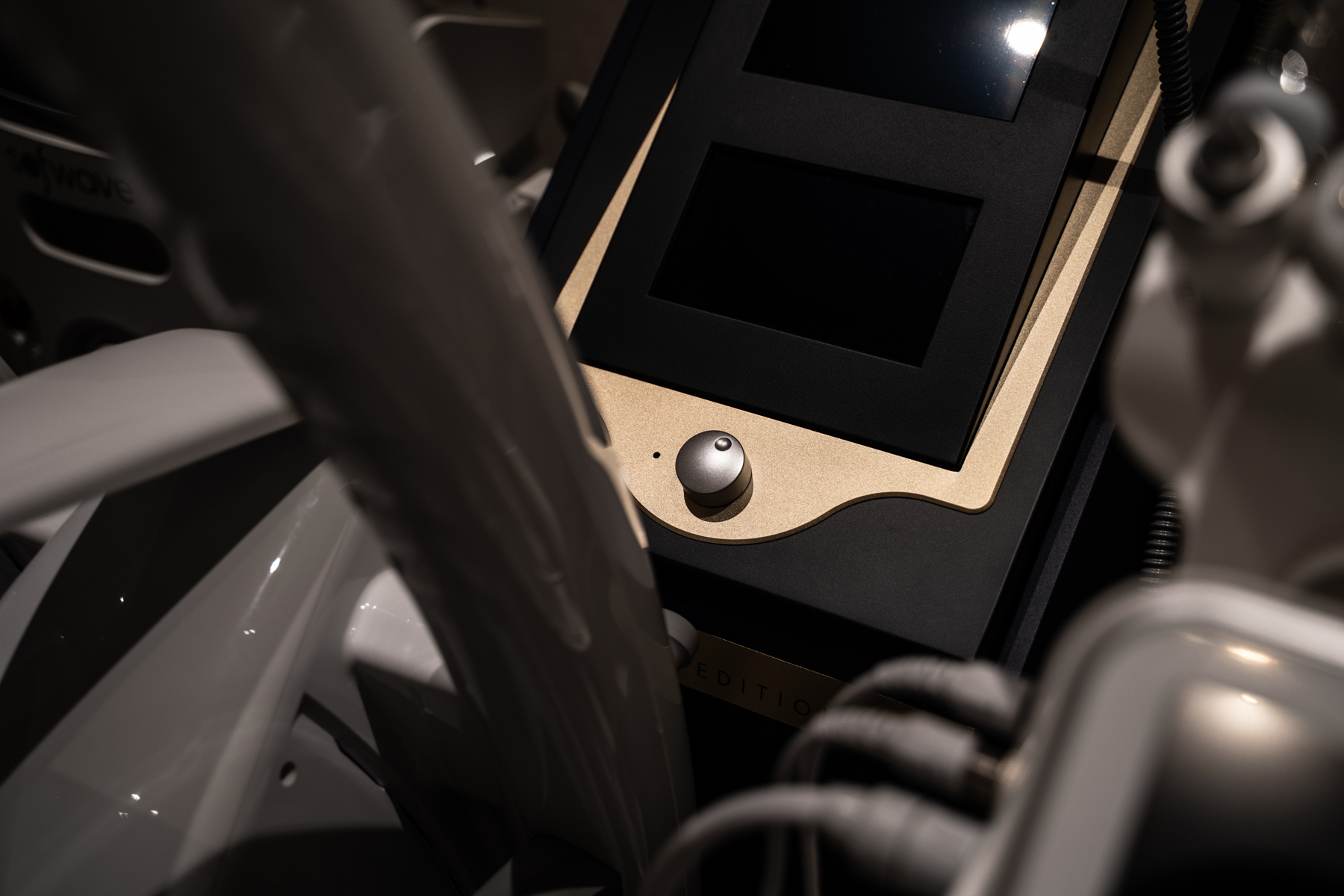 SoftWave dual-wave energy device for face and body treatments in a bébé aesthetique treatment room